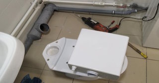 Установка напольного унитаза в Анжеро-Судженске: монтаж под ключ от СантехДомНжр от 5212 рублей.